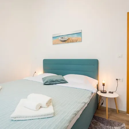 D&d, New With Parking Apartment *